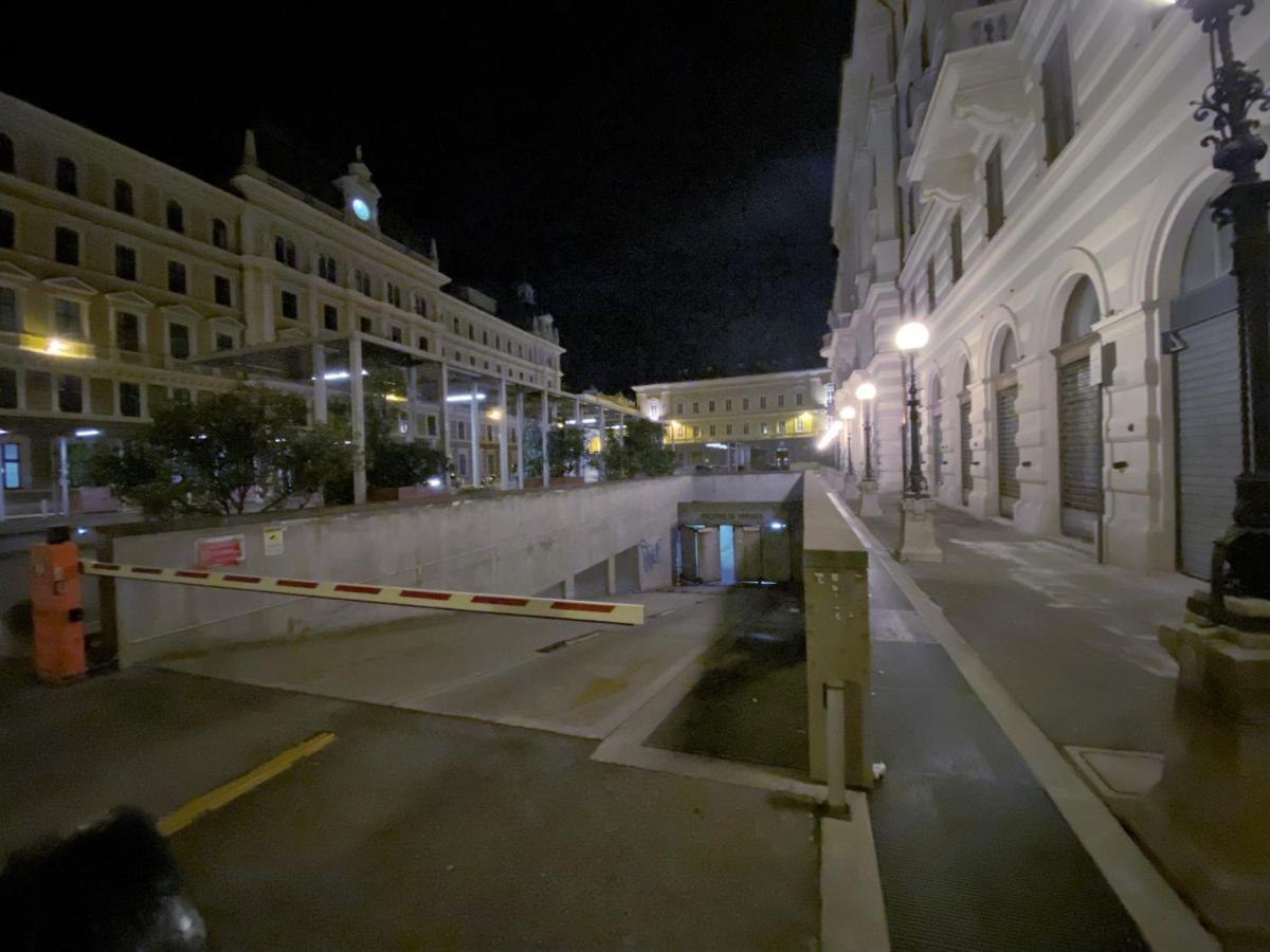 Rifugio Hemingway, Trieste Centro Con Parcheggio Eksteriør bilde